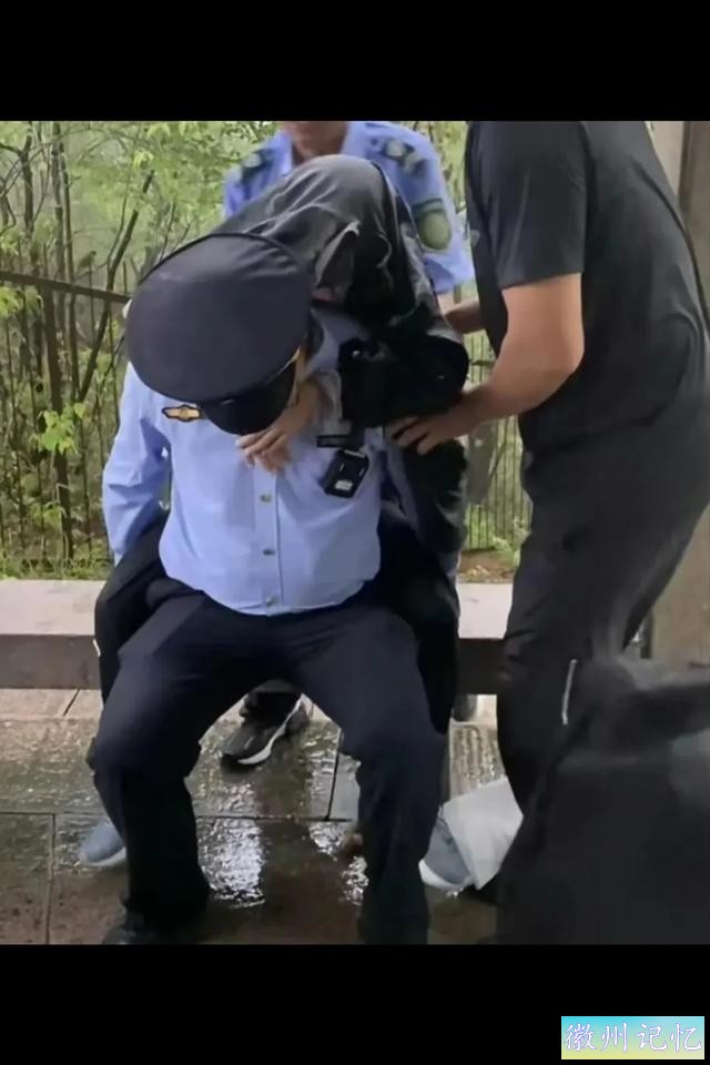突发事件！黄山飞来石景区雷击事件！十三人受伤！-2.jpg