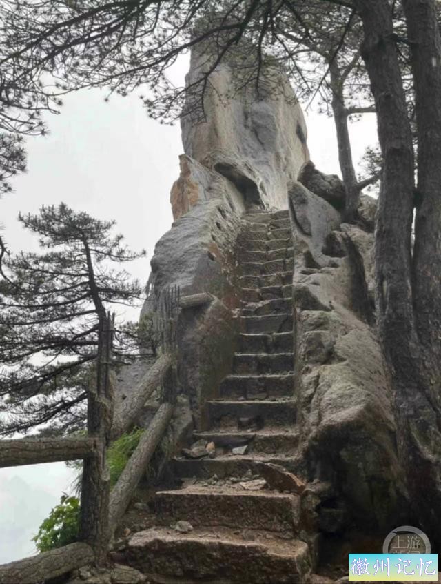 突发！黄山飞来石遭雷击多人受伤？目击者称遇多名伤者，景区回应-2.jpg