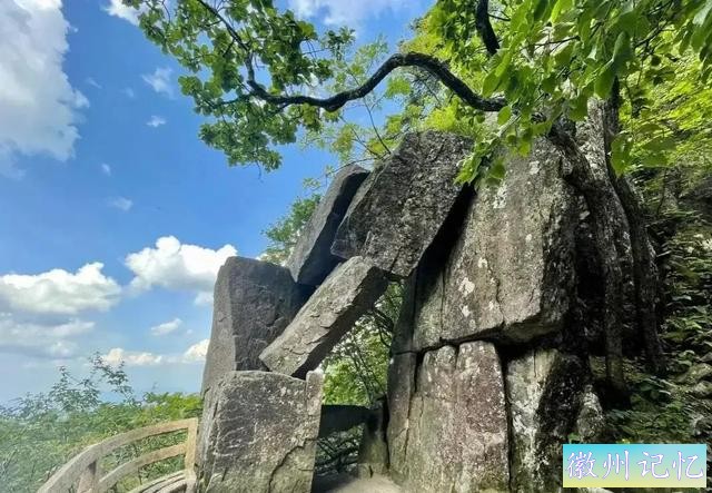 黄山飞来石景点遭雷击：景区火速应对获网友怒赞，目击者描述现场-7.jpg