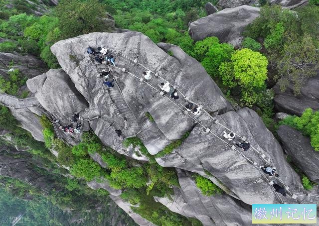 黄山飞来石遭雷击多人受伤？这也是时隔五年天都峰再度对游客开放-3.jpg