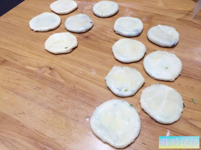 告诉你做蟹壳黄烧饼小窍门，这样烤出来的蟹壳黄，好看又好吃-12.jpg
