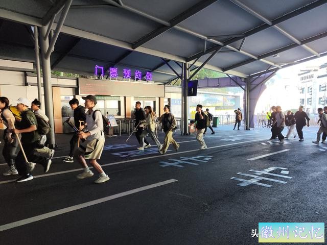 数年一轮换抓住机会，天都峰打卡实录，想不排队就得付出汗水-1.jpg