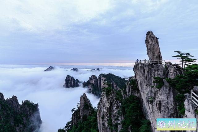 雷电击中飞来石只是极小概率情况，黄山雨天其实很美-1.jpg