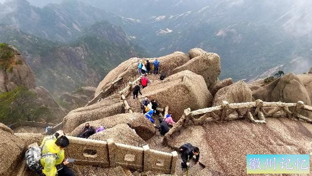 黄山最高峰莲花峰时隔5年重新开放迎客-2.jpg