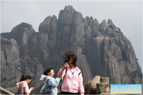 黄山最高峰——莲花峰封闭五年后重新开放迎客-2.jpg