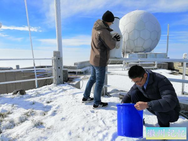 黄山光明顶：顶风冒雪“不雅观天人”-3.jpg