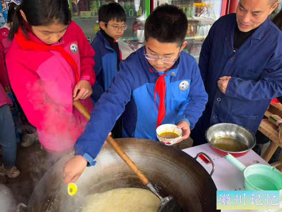孩子们制作甜蜜冻米糖，共绘新年“甜”蜜画卷-2.jpg