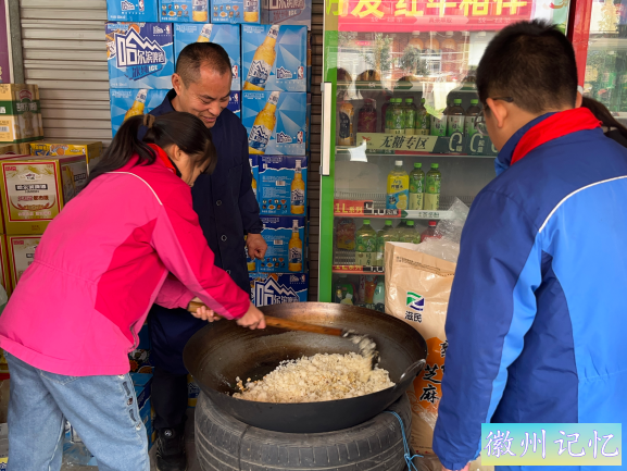 孩子们制作甜蜜冻米糖，共绘新年“甜”蜜画卷-3.jpg