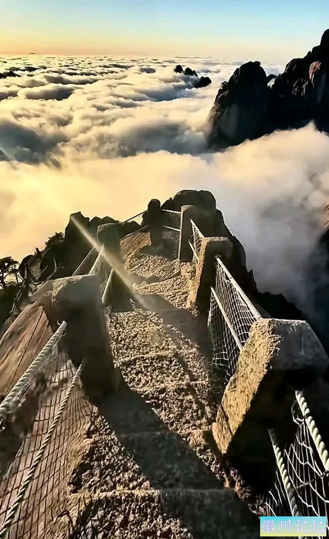 天都峰：黄山之巅的险峻传奇-2.jpg