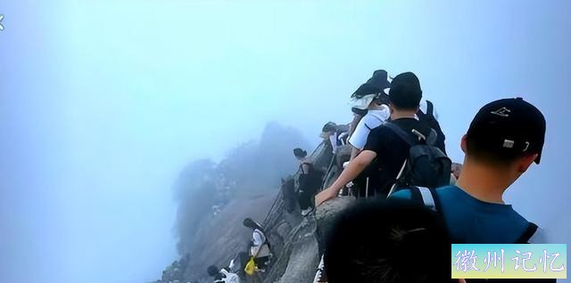 一人“灼伤”，黄山飞来石区域遭雷击，碎石迸溅致13名游客受伤。-4.jpg