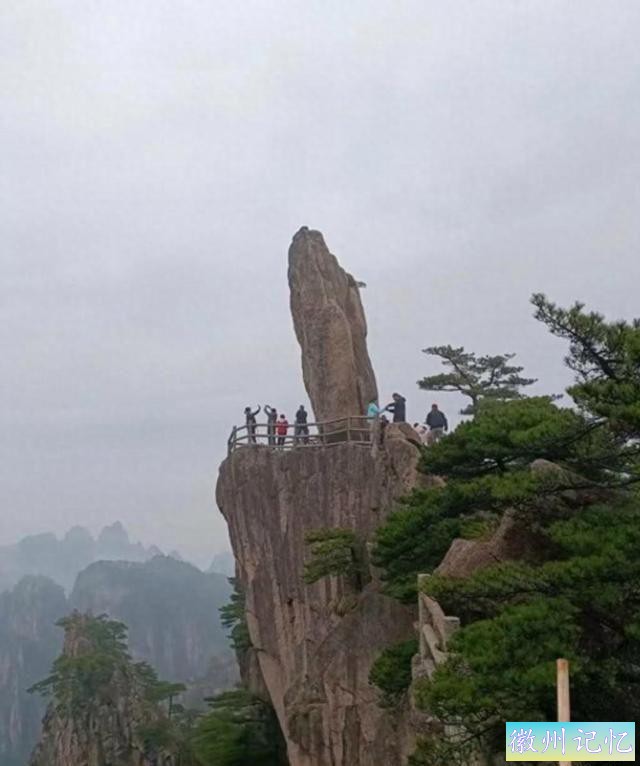 一人“灼伤”，黄山飞来石区域遭雷击，碎石迸溅致13名游客受伤。-3.jpg