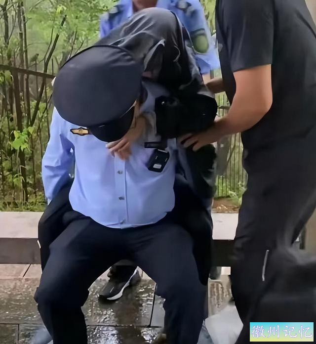 一人“灼伤”，黄山飞来石区域遭雷击，碎石迸溅致13名游客受伤。-6.jpg