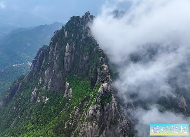 一人“灼伤”，黄山飞来石区域遭雷击，碎石迸溅致13名游客受伤。-8.jpg