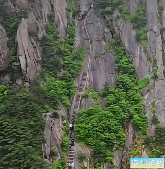 一人“灼伤”，黄山飞来石区域遭雷击，碎石迸溅致13名游客受伤。-7.jpg
