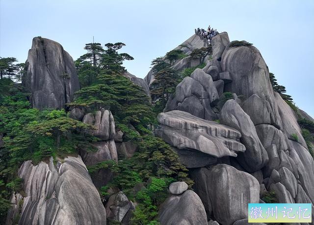 一人“灼伤”，黄山飞来石区域遭雷击，碎石迸溅致13名游客受伤。-9.jpg