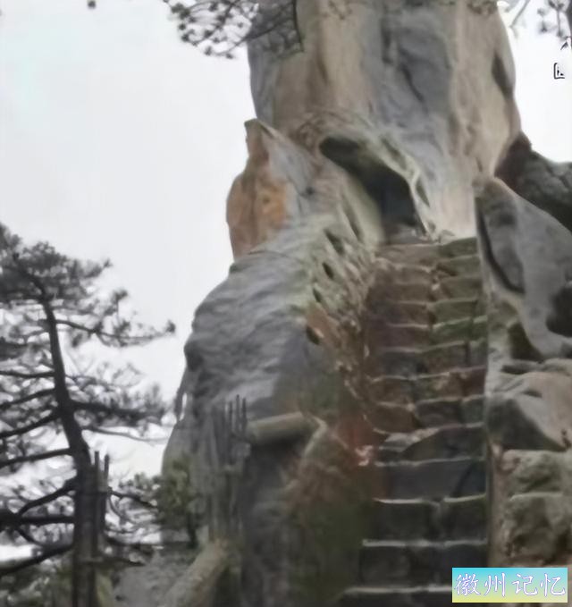 一人“灼伤”，黄山飞来石区域遭雷击，碎石迸溅致13名游客受伤。-12.jpg