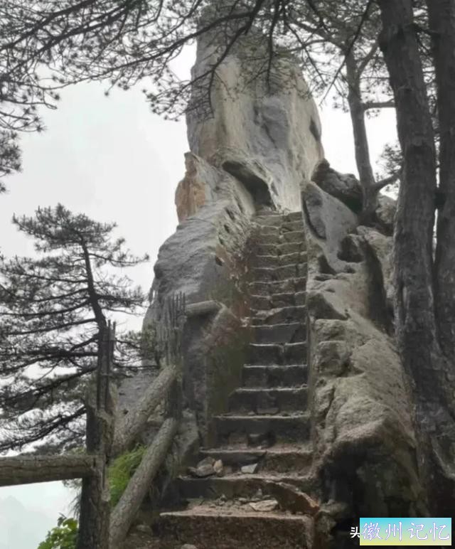 黄山“飞来石”突遭雷击，13人受伤！-4.jpg