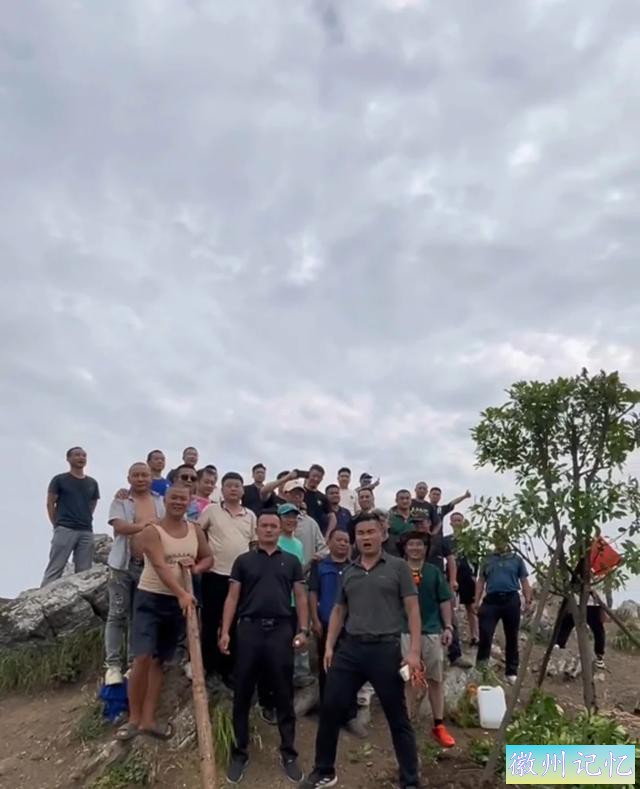 襄阳扁山迎客松被砍后续，本地人历经4个小时抬新树上山顶栽种-9.jpg