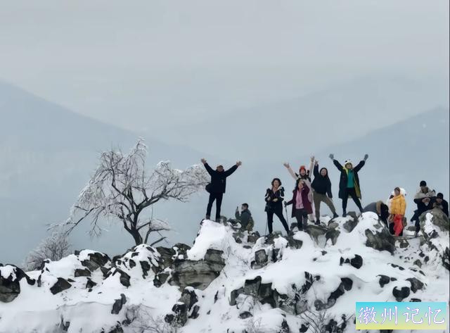 襄阳扁山迎客松被砍后续，本地人历经4个小时抬新树上山顶栽种-13.jpg