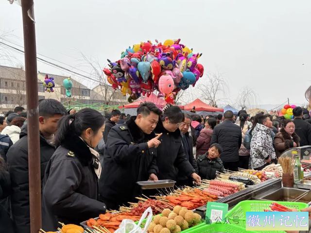 年味正浓保安全 市场监管不打烊 ——麦积区市场监管局保障街亭上九庙会-3.jpg