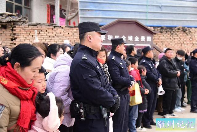 麦积公安圆满完成2025年麦积镇崇福寺上九庙会安全保卫工作-1.jpg