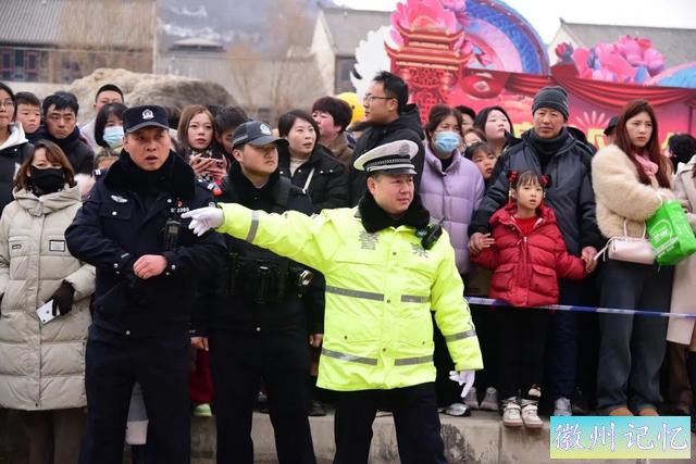 麦积公安圆满完成2025年麦积镇崇福寺上九庙会安全保卫工作-3.jpg
