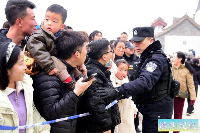 麦积公安圆满完成2025年麦积镇崇福寺上九庙会安全保卫工作-6.jpg