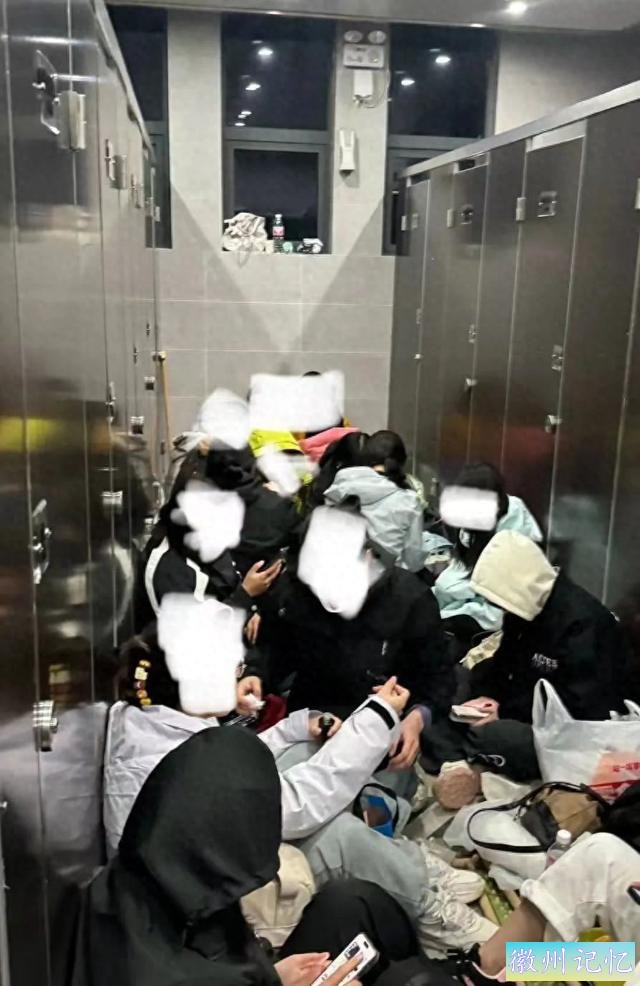 黄山光明顶，又有游客夜宿公厕？景区也挺无奈……-1.jpg
