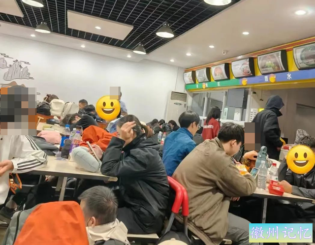 黄山光明顶，又有游客夜宿公厕？景区也挺无奈……-2.jpg